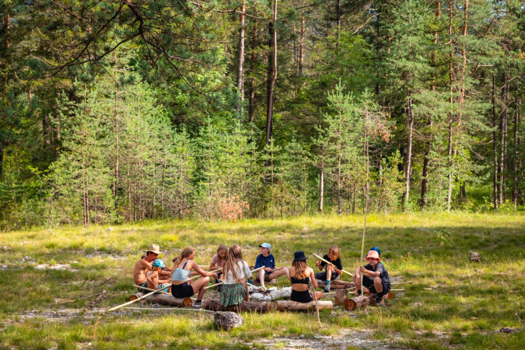 Gruppe sitzt auf Wiese